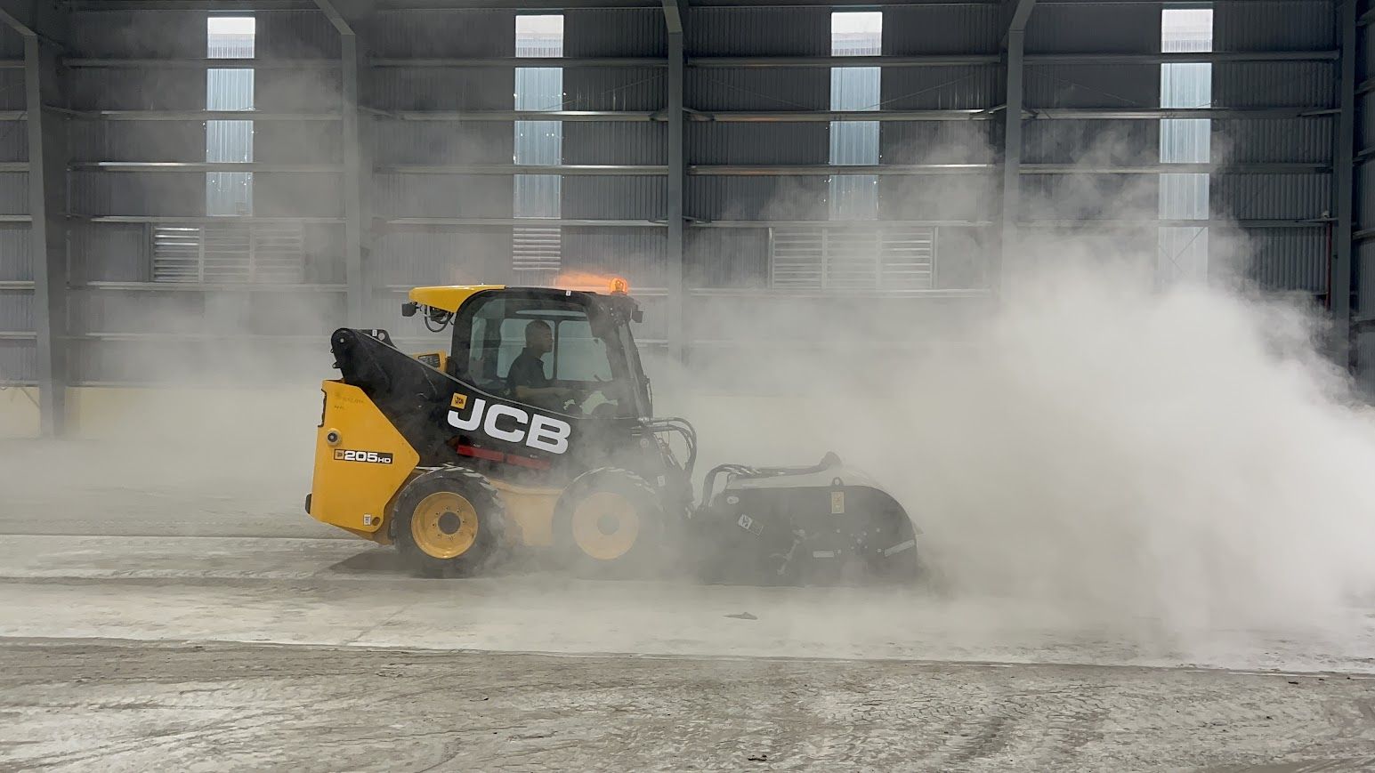 Bàn giao xe quét bụi cho nhà máy xi măng