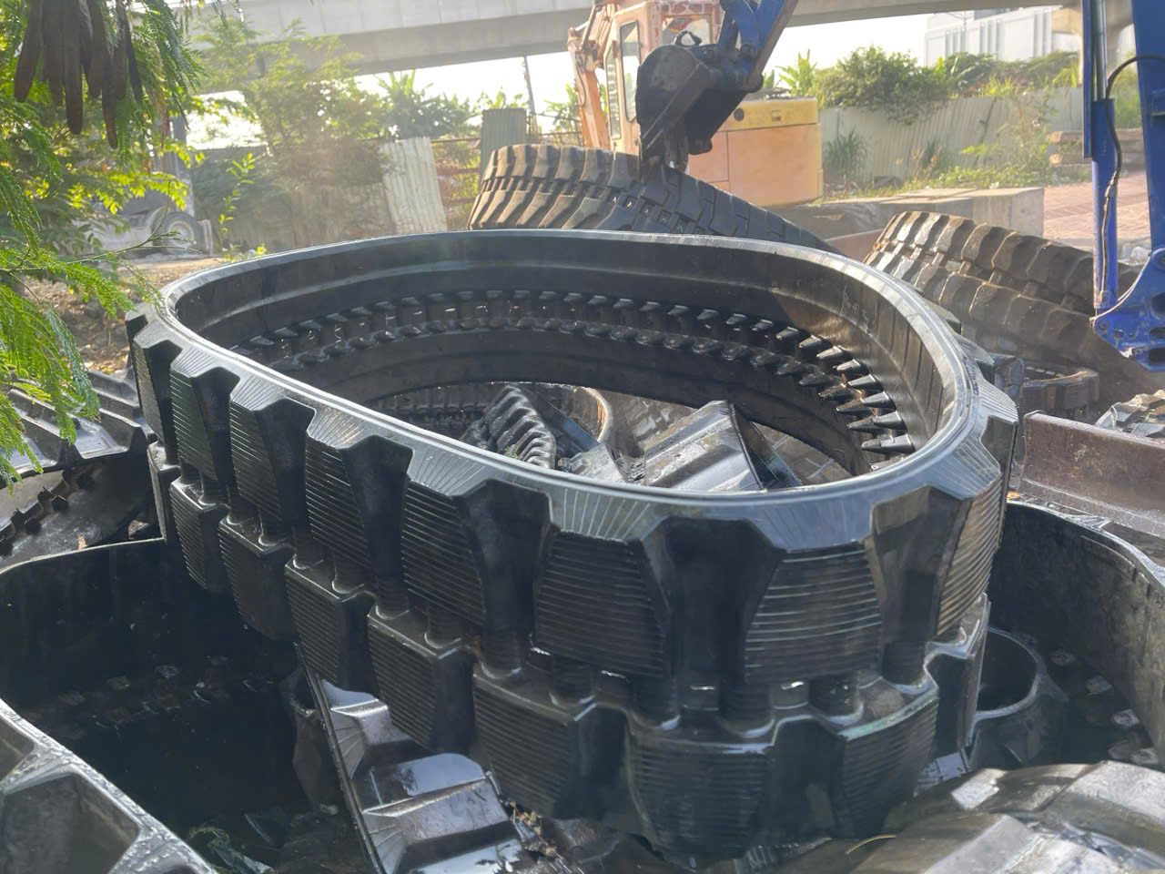 Thanh lý xích cao su Bridgestone 400x86x52 – Phù hợp Bobcat T630, T650 & John Deere CT319 / CT322