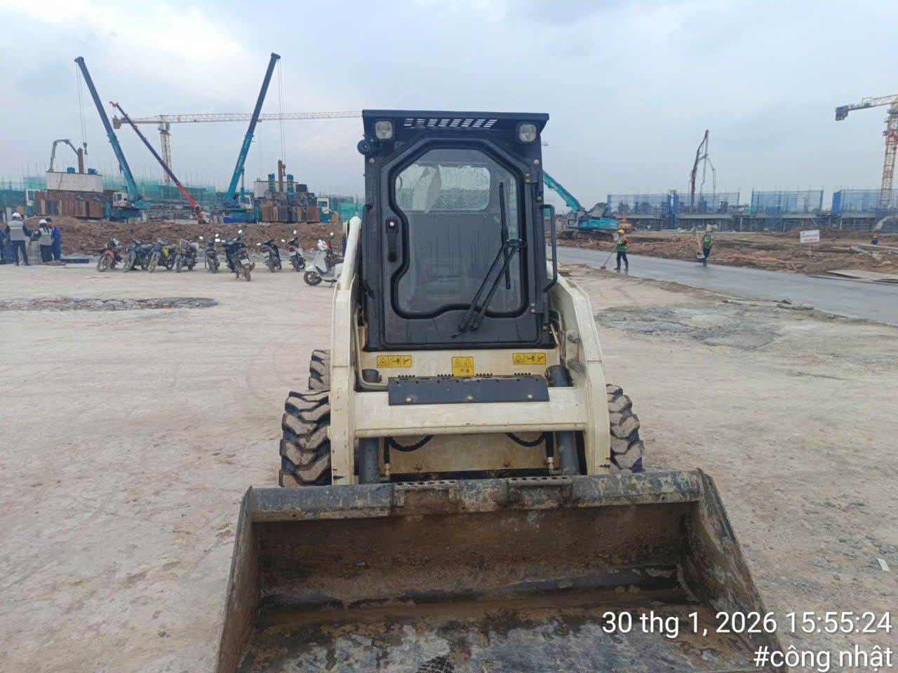 Cho thuê xe Bobcat gàu xúc 0.35M3 và chổi quét bụi (Bobcat S16)