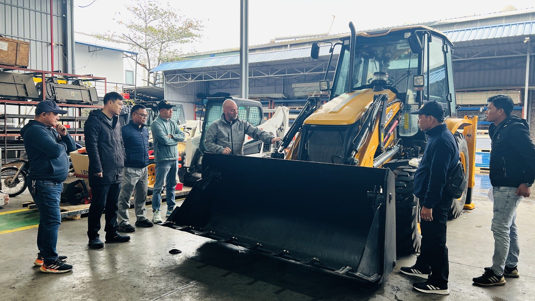 Đào tạo vận hành máy xúc liên hợp JCB 3CX – Nâng cao hiệu quả san lấp và dọn dẹp mặt bằng