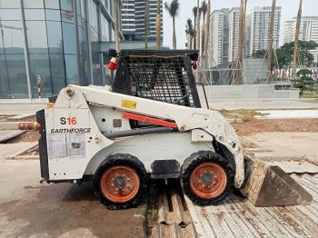 Bán máy quét bụi Bobcat S16 kèm gàu xúc lật
