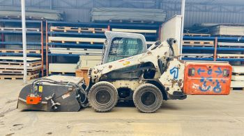 Máy xúc lật Bobcat S570 kèm chổi quét bụi cũ