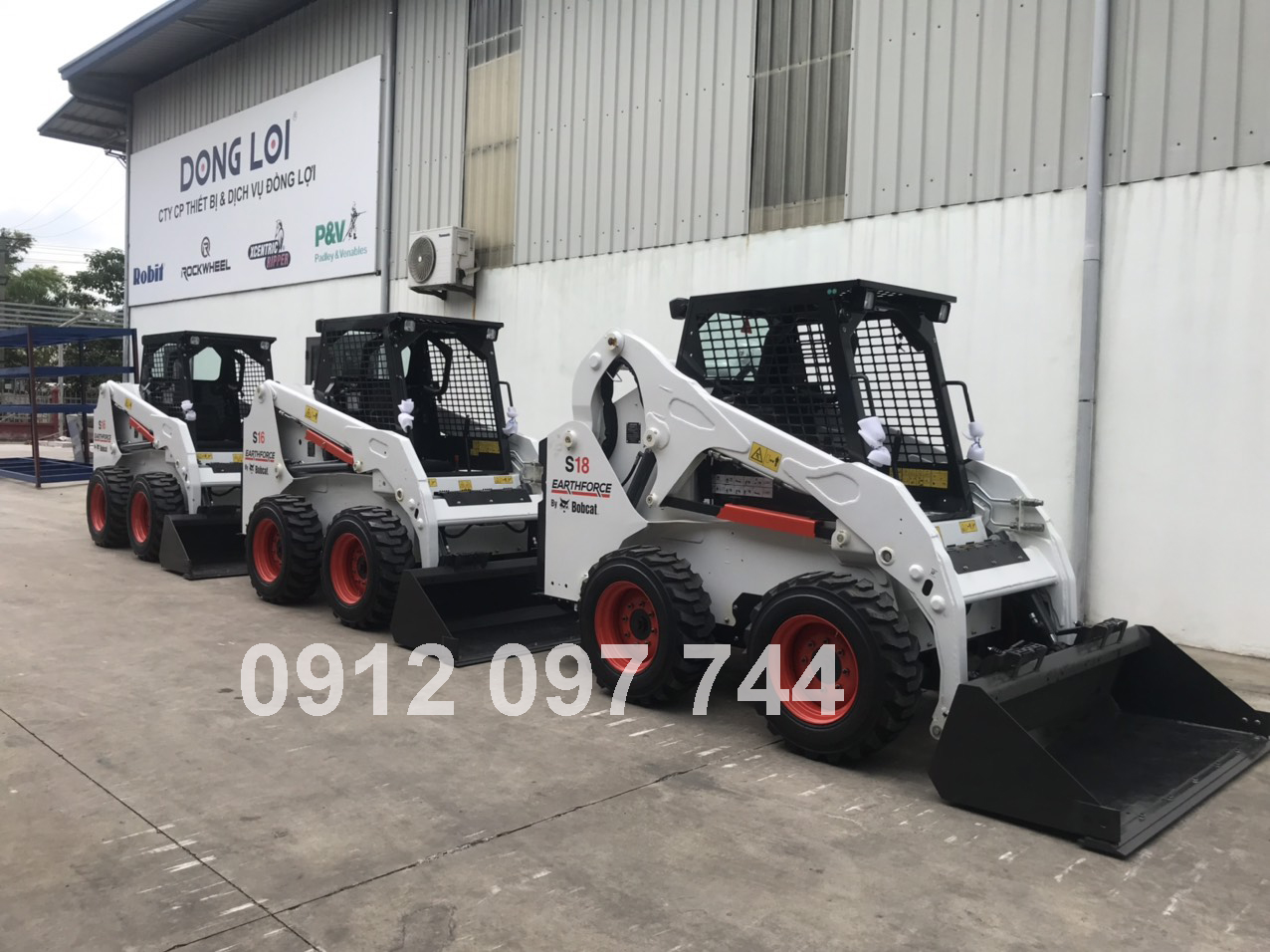 Máy xúc lật Bobcat S18