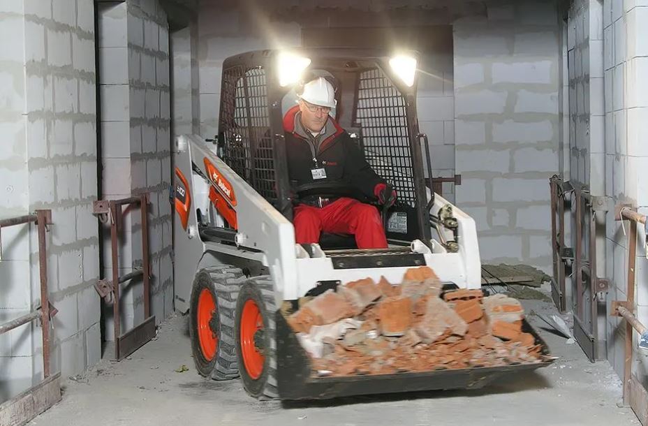 Bobcat S18, xúc lật